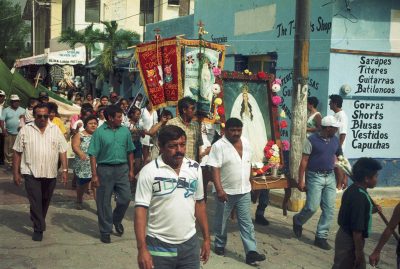 Procesja na meksykańskiej ulicy.