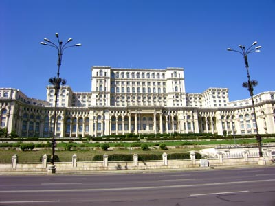 RUMUNIA: PAŁAC GŁĘBOKO WKOPANY W ZIEMIĘ