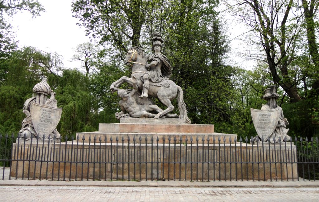 Pomnik kola Jana III Sobieskiego w Lazienkach, pod którym rozpoczęło się Powstanie Listopadowe 1830 r.