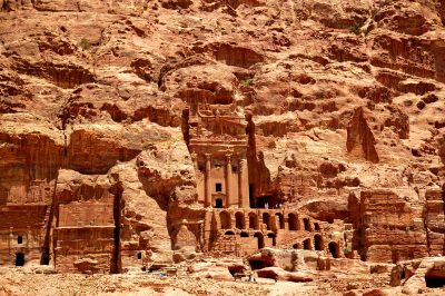 Wykute w skalach przez Nabatejczyków w IV w. p.n.r miasto Petra w Jordanii.