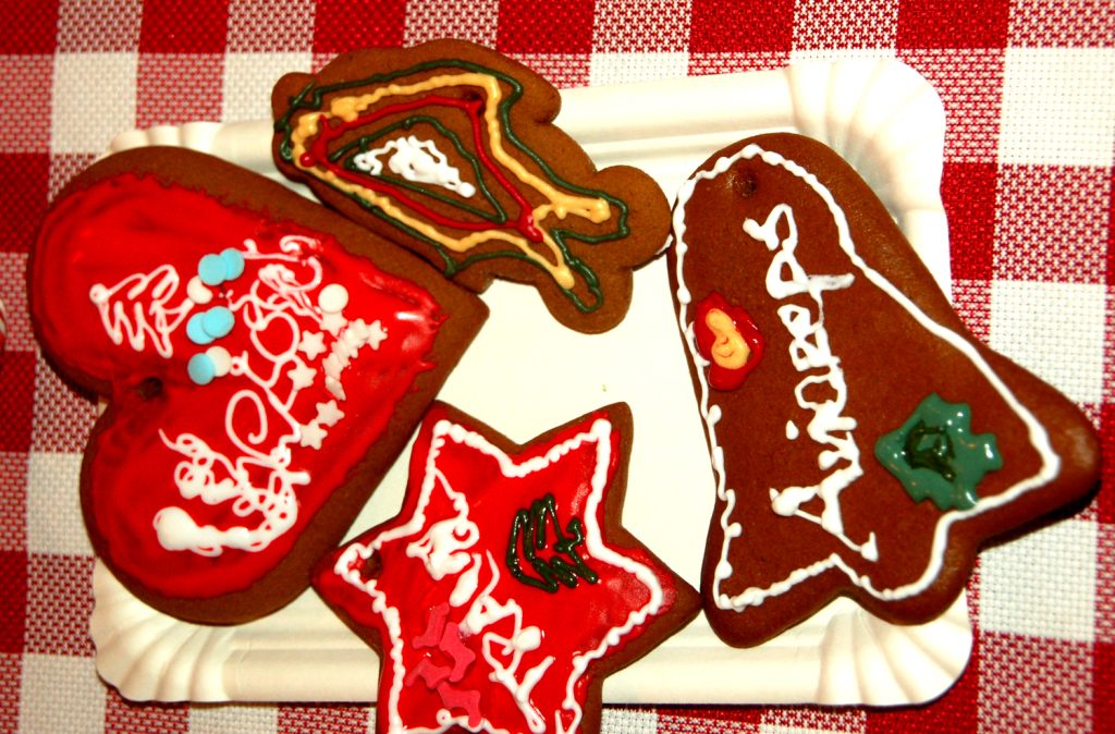 Udekorowane kolorowymi lukrami świąteczne chorwackie pierniczki