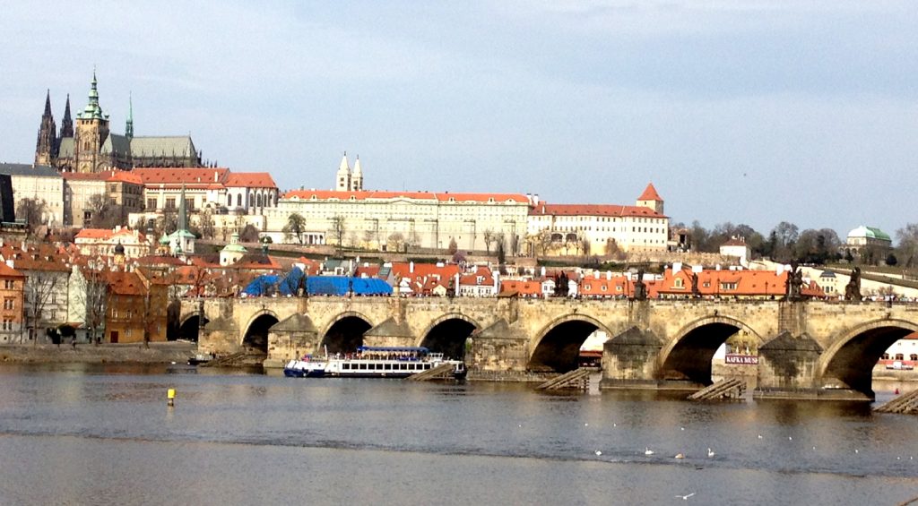 Panorama Pragi od strony Wełtawy. Na pierwszym planie Most Karola, za nim Zamek i katedra św. Wita