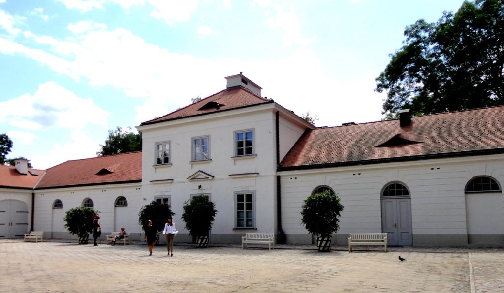 Widok Stajni Kubickiego w Lazienkach Krolewskich w Warszawie - fot. Cezary Rudzinski