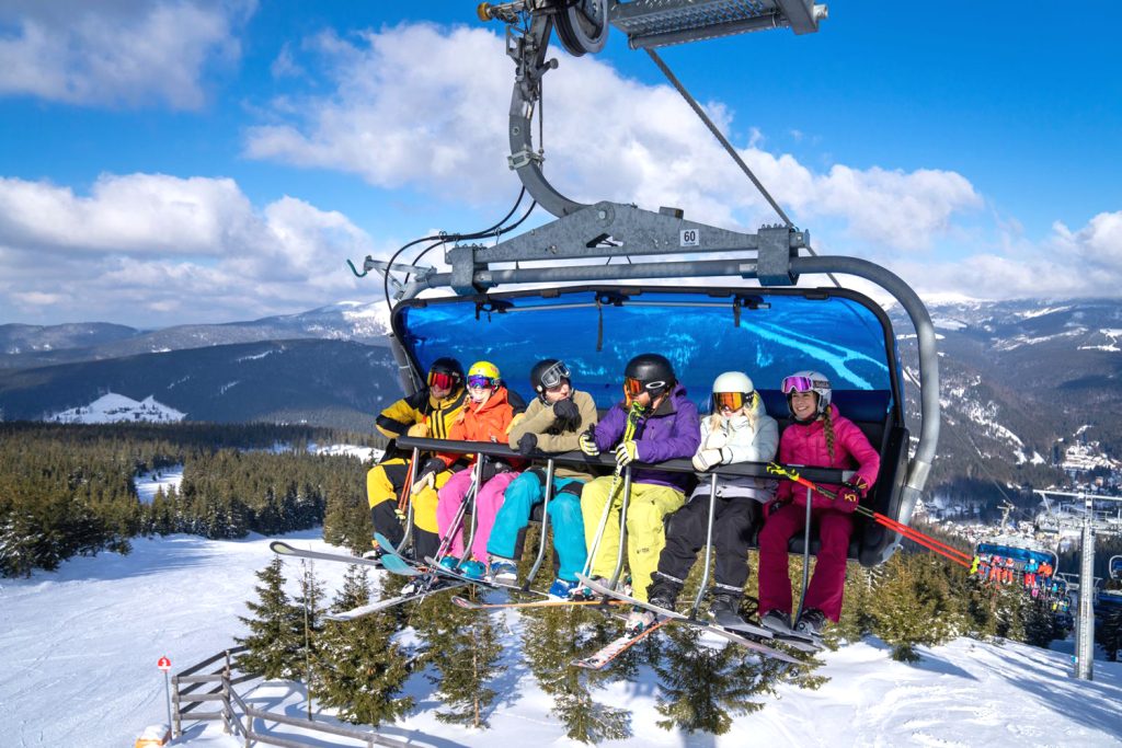 Grupa narciarzy w kolejce linowej na trasę w Szpindlerowym Młynie w Czechach