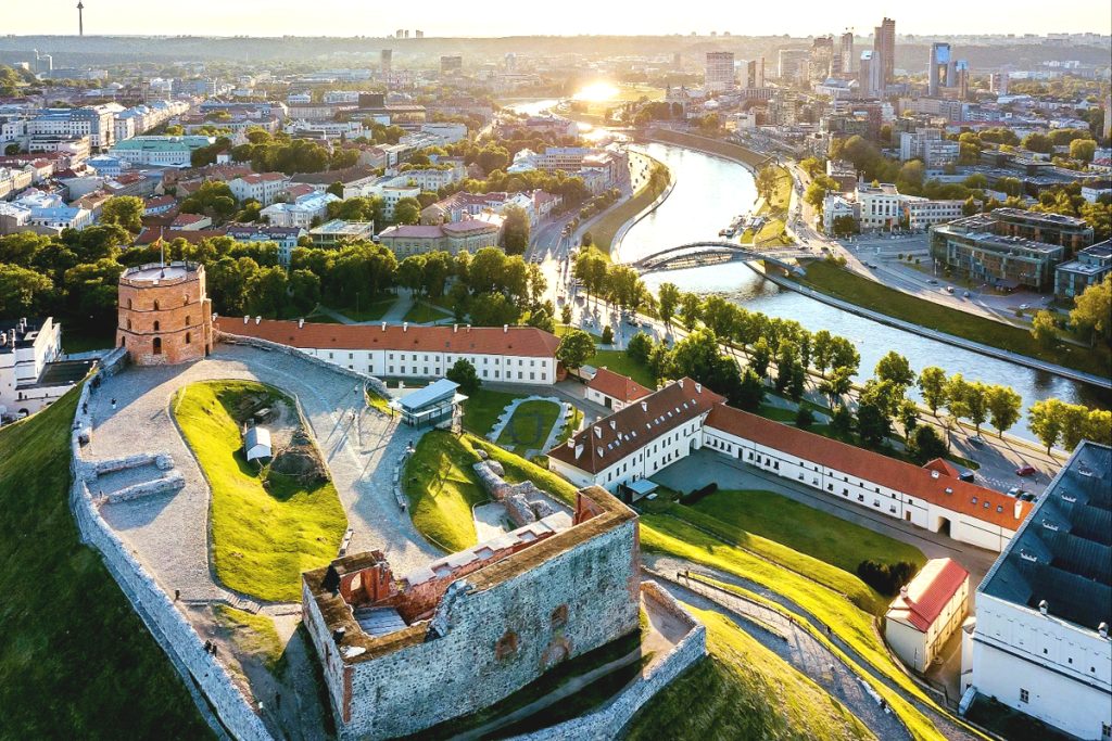 Wilno. Panorama Zamku Dolnego z lotu ptaka.