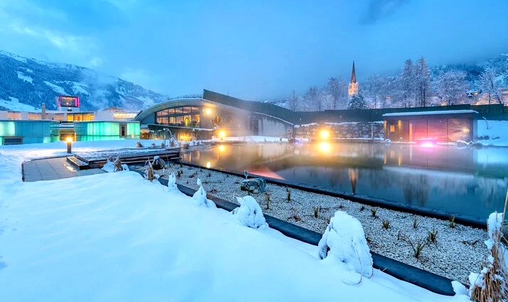 Bad Gastein w Austrii wieczorem