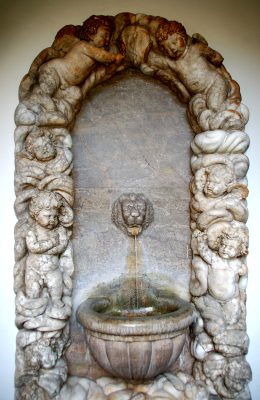 Ozdobna zabytkowa studnia w ratuszu.