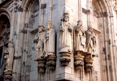 Posągów na ścianach wieży ratusza jest co najmniej kilkadziesiąt