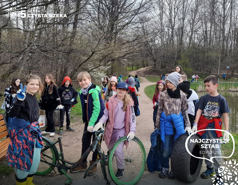 Grupa młodzieży - uczestników zwycięskiej grupy w Operacji Czysta Rzeka 2023