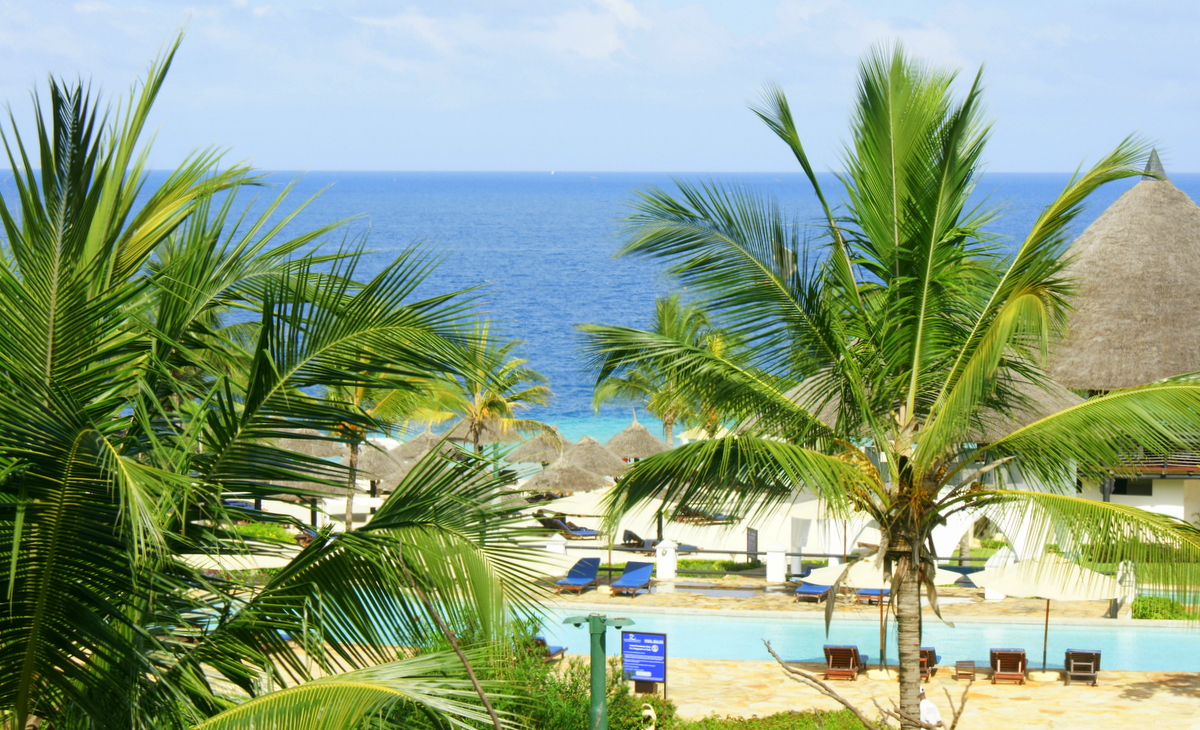 Hotel wśród palm, z basenem, tuż nad oceanem na Zanzibarze