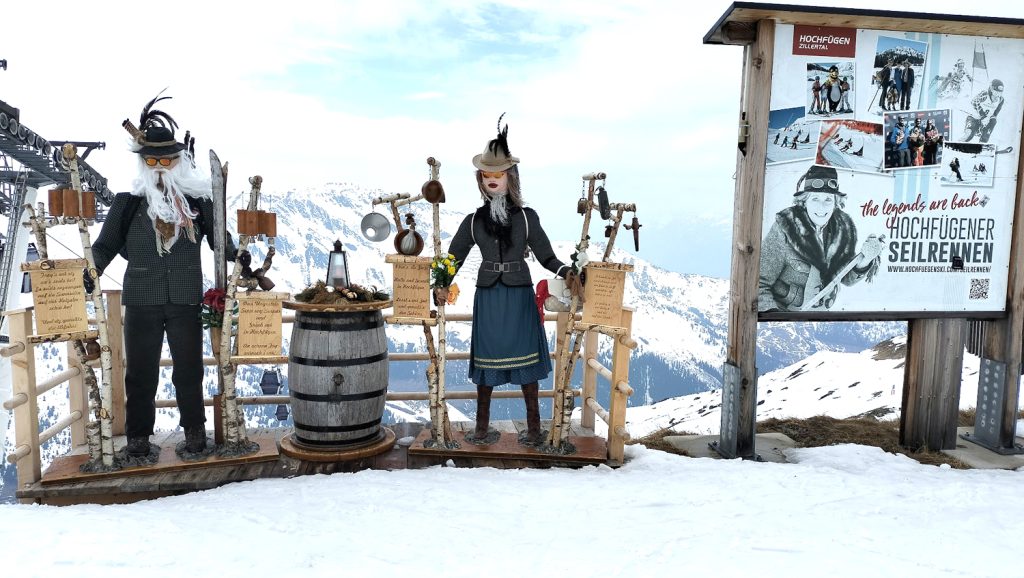 Zillertal, Austria. Informacje i reklamy zapraszające na stoki i do placówek gastronomicznych.