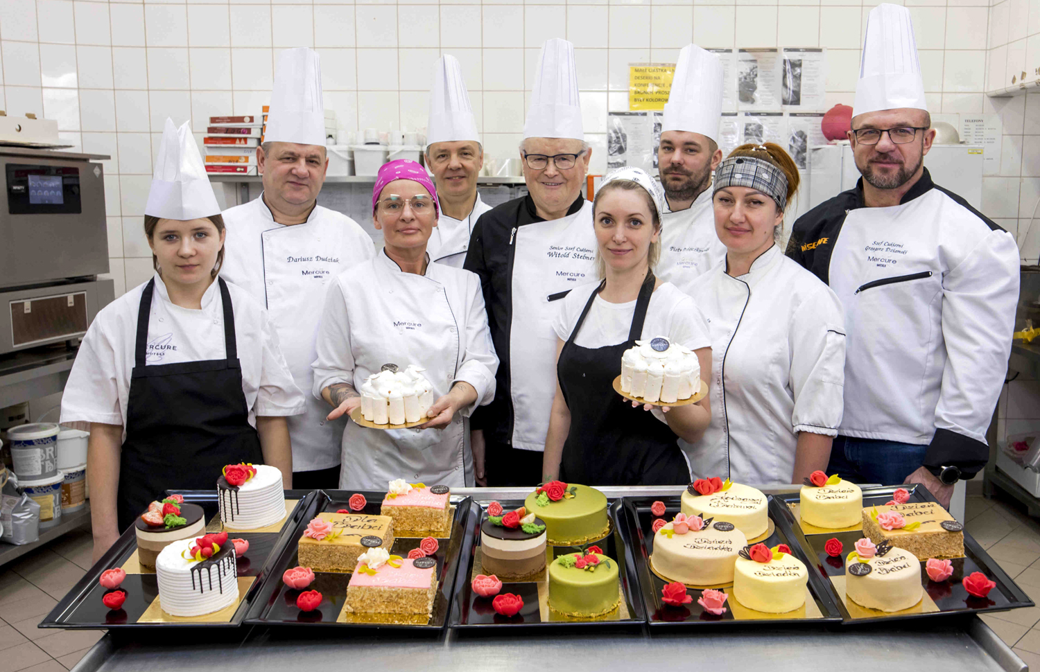 Zespół cukierni-hotelu-Mercure-Poznan-Centrum-Wise-Cafe-z-torcikami-na-Dzień-Babci.