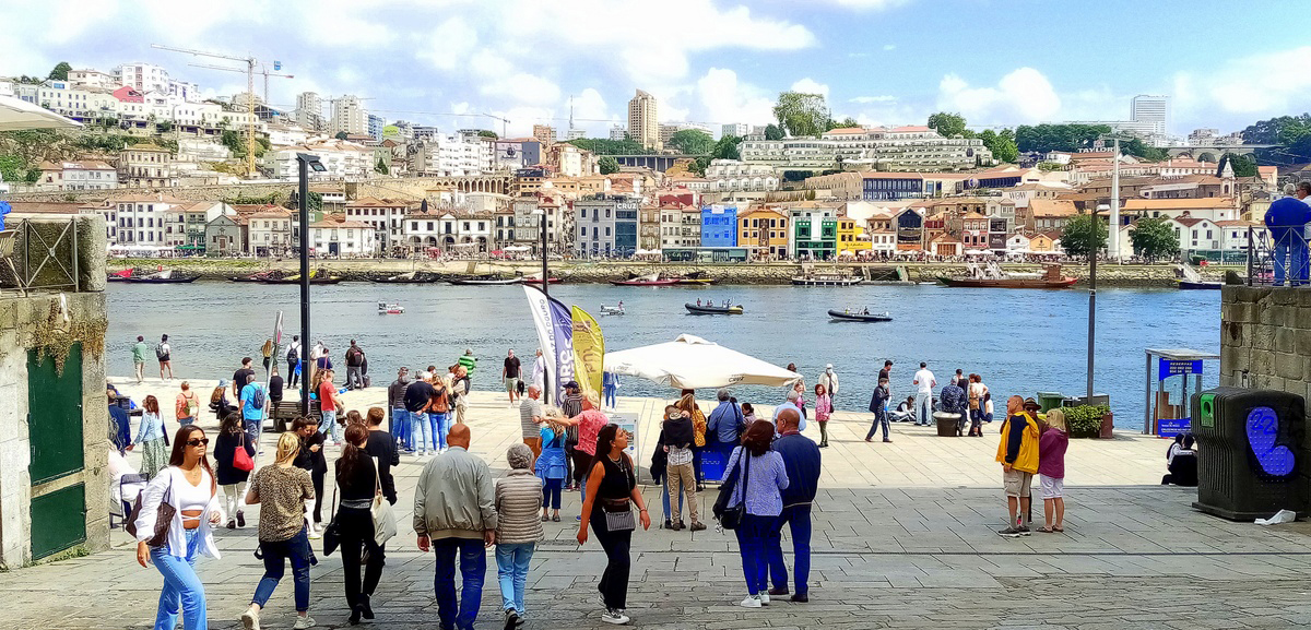Portugalia. Miasto Porto, panorama z bulwaru nad rzeka Duoro.