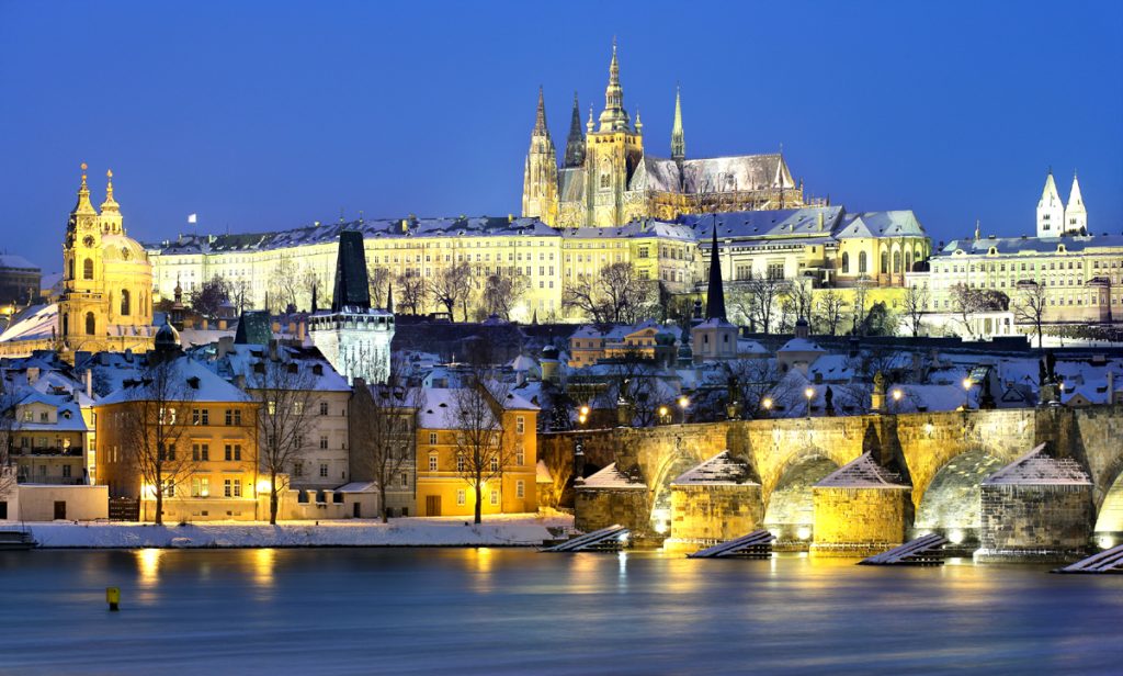 Panorama Pragi z zamkiem, Starym Miaste4m i Mostem Karola widziana od strony Wełtawy.