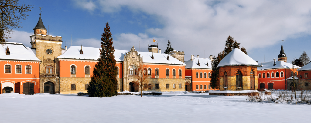 Panorama zamku Sychrov w Czeskim Raju zimą.
