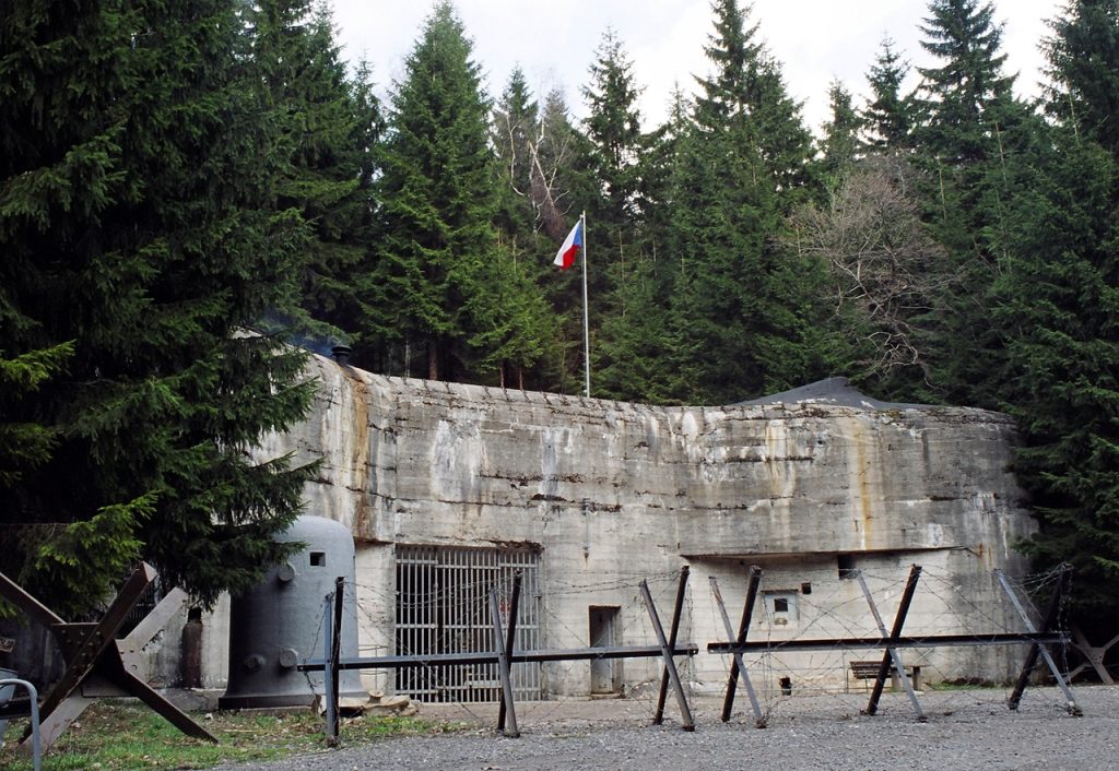 Twierdza Bouda w kompleksie umocnień Kraliky - betonowe wejście.
