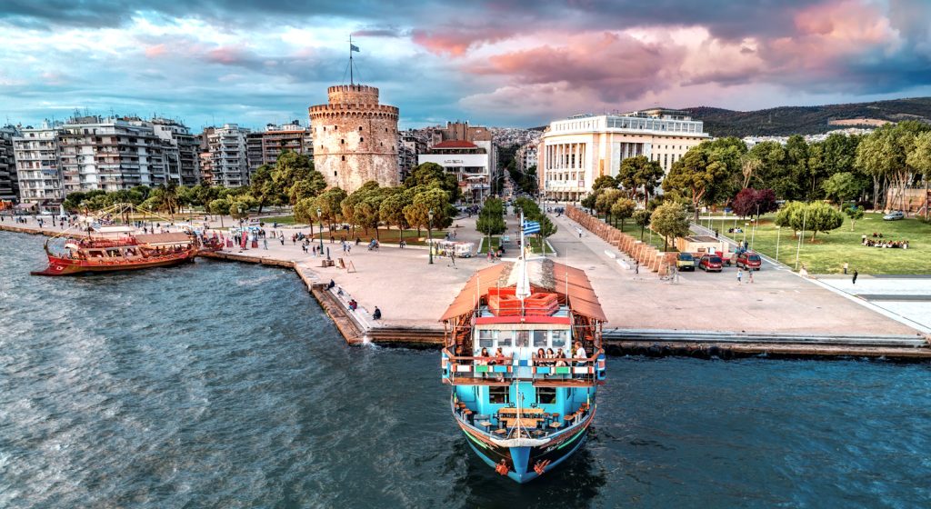 Saloniki - greckie miasto i port widziane od strony morza