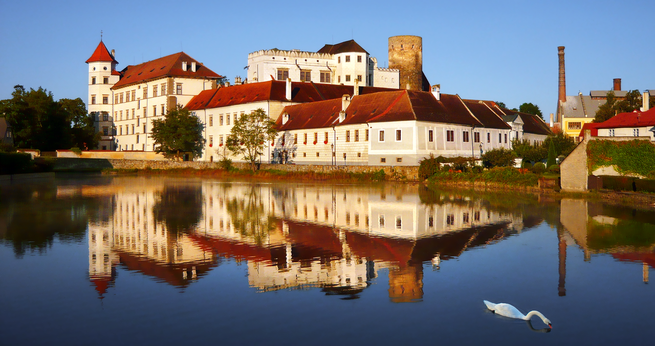 Panorama odbijającego się w wodzie Jindrzichov Hradca