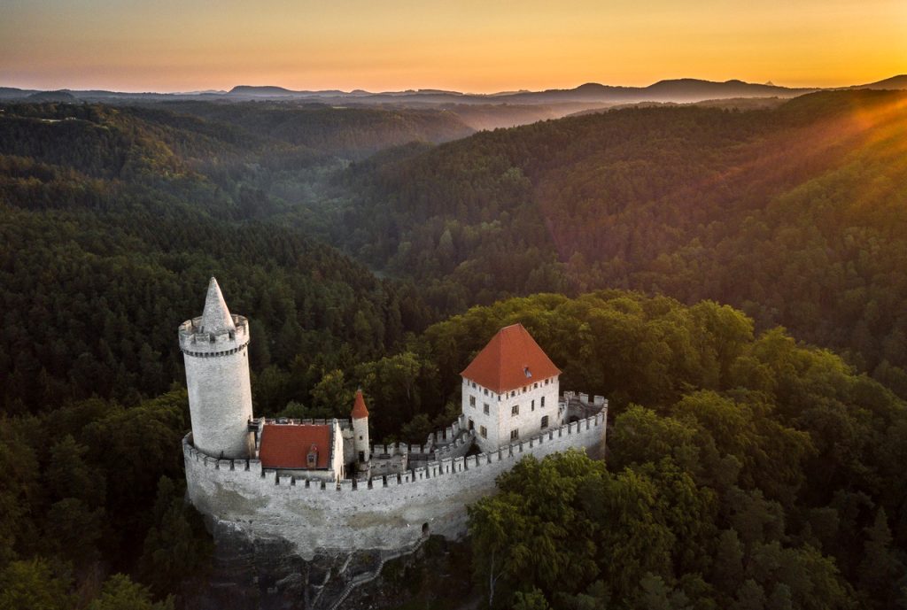 Zamek Kokorin w Czechach widziany z lotu ptaka na tle zieleni