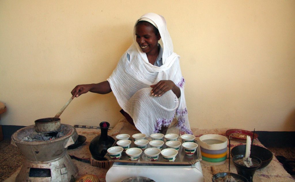 Ceremonia parzenia kawy w Etiopii. 