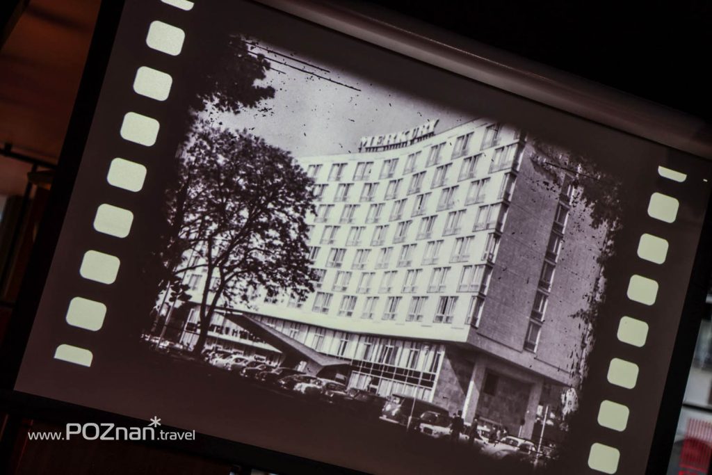 Kadr filmu z widokiem hotelu Merkury w Poznaniu  przed 60 laty