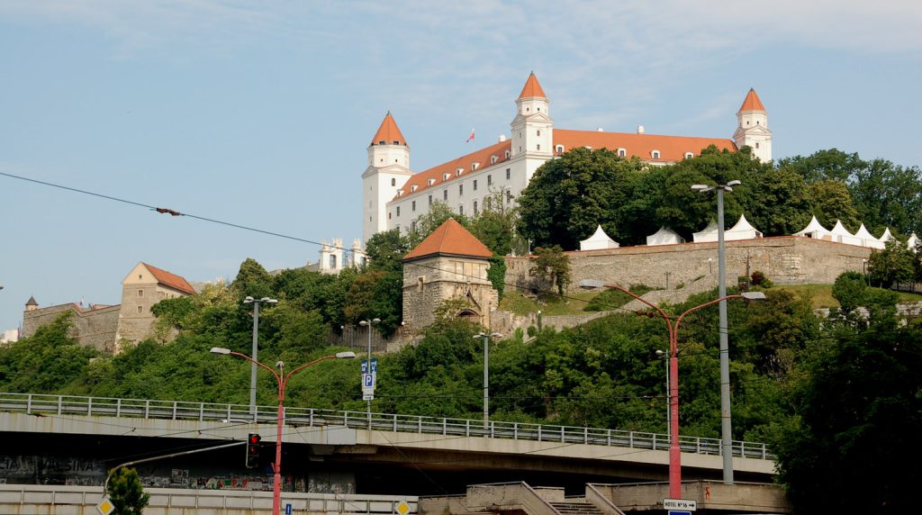 Zamek w Bratysławie. Widok od strony mostu na Dunaju. Fot. Cezary Rudziński