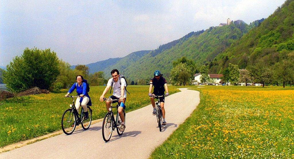 Austria kojarzy się przede wszystkim z szusowaniem na nartach po ośnieżonych alpejskich stokach i lodowcach, ale kraj ten to także wspaniałe miejsce letniego wypoczynku! Na konferencji prasowej w Warszawie Narodowe Biuro Promocji Austrii przedstawiło oficjalne hasło reklamowe nadchodzącego sezonu letniego. Lebensgefühl to w wolnym tłumaczeniu „radość życia”. Rekordowe lato W ubiegłym roku w sezonie letnim odnotowano 80,9 mln noclegów zagranicznych turystów, co jest najwyższym wynikiem od początku prowadzenia statystyk. „Jesteśmy optymistami przed nadchodzącym sezonem, ponieważ wyniki zimowe pierwszego kwartału też były wyższe niż w poprzednim roku” – powiedział Robert Gröblacher, szef Narodowego Biura Promocji Austrii w Warszawie. Austria oferuje wiele atrakcji dla rodzin, miłośników zwiedzania oraz aktywnego wypoczynku. W tym roku turyści mogą trafić na między innymi na następujące wydarzenia: 18 lipca – 31 sierpnia w Salzburgu, mieście Mozarta odbędzie się Festiwal Salzburski, należący - do najważniejszych festiwali sztuk widowiskowych na świecie, kiedy “całe miasto jest sceną”. 1 września w Kaprun – Zell am See startuje Ironman a od 5 do 22 września: odbędą się Dni Kuchni Alpejsko – Adriatyckiej w Karyntii. Austria latem to nie tylko wspaniałe Alpy, ale także piękne kościoły i klasztory, rozległe place i wspaniałe pałace i zamki oraz ciekawe wydarzenia kulturalne. Salzburg to jedno z najpiękniejszych barokowych miast świata. Wybitna architektura sięga czasów wielowiekowego panowania książąt arcybiskupów. Bogactwa zgromadzone dzięki soli, rudom metali i kamieniom szlachetnym zamienili oni we wspaniałą architekturę i tak zapoczątkowali przemianę zwykłego miasta w miasto muzyki, sztuki i kultury. w Salzburgu spacer tematyczny „Miejskie wędrówki: Mozart“ poprowadzi was do najważniejszych miejsc związanych z jego życiem i dorobkiem tego genialnego muzyka. Schladming-Dachstein, gdzie góry i doliny malują fantastyczną scenerię, to doskonała arena dla aktywności w plenerze, wędrówek i chwil odprężenia w otoczeniu przyrody. W Styrii, zielonym sercu Austrii, lato oferuje mnogość atrakcji, pośród majestatycznych szczytów gór. Rozległa sieć szlaków pieszych i tras rowerowych prowadzi do turystycznych perełek regionu a liczne schroniska i restauracje kuszą chwilą odpoczynku i zachęcają do zapoznania się z niepowtarzalną styryjską kuchnią. Schladming-Dachstein, gdzie znajduje się 300 górskich jezior, 100 wodospadów i rozliczne źródła, należy do najbogatszych w wodę regionów Austrii, dlatego bywa też zwany „doliną tysiąca źródeł”. W Karyntii gdzie można cieszyć się jednocześnie zaletami miasta Klagenfurtu i malowniczego jeziora Wörthersee, znajdziemy mnóstwo ścieżek rowerowych wzdłuż rzek i jezior. Po zwiedzeniu renesansowego centrum miasta o południowym charakterze można wybrać się na wycieczkę najsłynniejszą ścieżką rowerową na południu Austrii Drauradweg wzdłuż rzeki Drawy. Nawiasem mówiąc, urlopowicze nie muszą koniecznie zabierać ze sobą własnego roweru, ponieważ ogólnodostępna sieć wypożyczalni rowerów nextbike oferuje rowery przez całą dobę za pośrednictwem aplikacji, infolinii lub BikeComputer na prawie 50 stacjach z 270 rowerami. Großglockner Hochalpenstraße uchodzi za jedną z najpiękniejszych tras widokowych na świecie! Na odcinku 48 km prowadzi w sam środek Parku Narodowego Wysokich Taurów aż na najwyższą górę Austrii – Großglockner. Z góry Edelweiß-Spitze (2571 m n.p.m.),roztacza się zapierający dech w piersiach widok na 30 trzytysięczników. Podczas wycieczki na Großglockner Hochalpenstraße przy odrobinie szczęścia będzie można zobaczyć „high five”, czyli: koziorożca, orła przedniego, świstaka, motyla niepylaka apollo i trzmiela alpejskiego. Jest to pięć fantastycznych zwierząt, które żyją na wysokogórskich terenach rozciągających się wzdłuż Großglockner Hochalpenstraße. Nawet podczas krótkich wycieczek można zaobserwować świstaki, niekiedy też kozice, koziorożce czy orły. Wędrówki po parkach narodowych Austrii Jedną z atrakcji austriackiego lata są wycieczki tematyczne. po chronionych obszarach naturalnych Parków Narodowych www.nationalparksaustria.at Austria ma na swoim obszarze sześć parków narodowych: Park Narodowy Jezioro Nezyderskie - Seewinkel i Park Narodowy Łęgów Naddunajskich na wschodzie kraju, Park Narodowy Doliny Dyi na północy Dolnej Austrii oraz górzyste parki narodowe Gesäuse, Alp Wapiennych i Wysokich Taurów. Zrównoważony rozwój austriackiej turystyki. Turystyka w Austrii wcześnie zaczęła swą transformację w kierunku zrównoważonego rozwoju. Przykładem jest coraz powszechniejsze używanie regionalnych produktów w gastronomii czy atrakcyjne oferty zrównoważonej mobilności. A w austriackich ośrodkach narciarskich 90% energii potrzebnej do zasilania systemów sztucznego naśnieżania, które zapewniają jak najlepsze warunki narciarskie, pochodzi z odnawialnych źródeł. W porównaniu do innych krajów świata w dziedzinie zrównoważonej turystyki Austria zajmuje czołowe pozycje. W rankingu najbardziej ekologicznych krajów turystycznych - Sustainable Travel Index opracowanym przez Euromonitor – Austria znacząco awansowała i zajmuje obecnie trzecie miejsce na świecie - spośród 99 badanych krajów. Zdjęcia: fot Grzegorz Micuła i materiały prasowe Austria. Rowerzyści na szlaku nad Dunajem