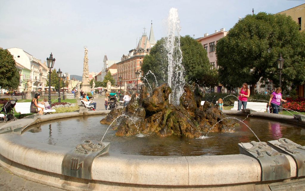 Koszyce, drugie pod względem liczby mieszkańców miasto Słowacji. Centralna ulica z fontanną przed teatrem