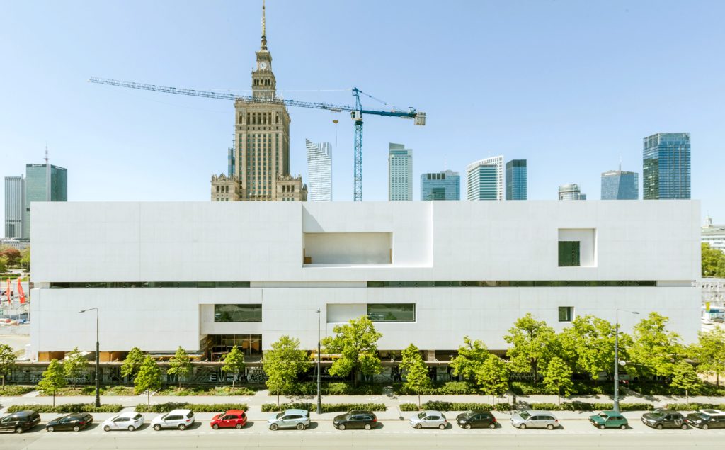 Gmach Muzeum Sztuki Nowoczesnej w Warszawie na Placu Defilad.