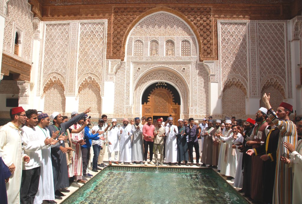 Marrakesz. Dziedziniec medresy Ben Jusufa. Grupa arabskich talibów - słuchaczy szkół religijnych.