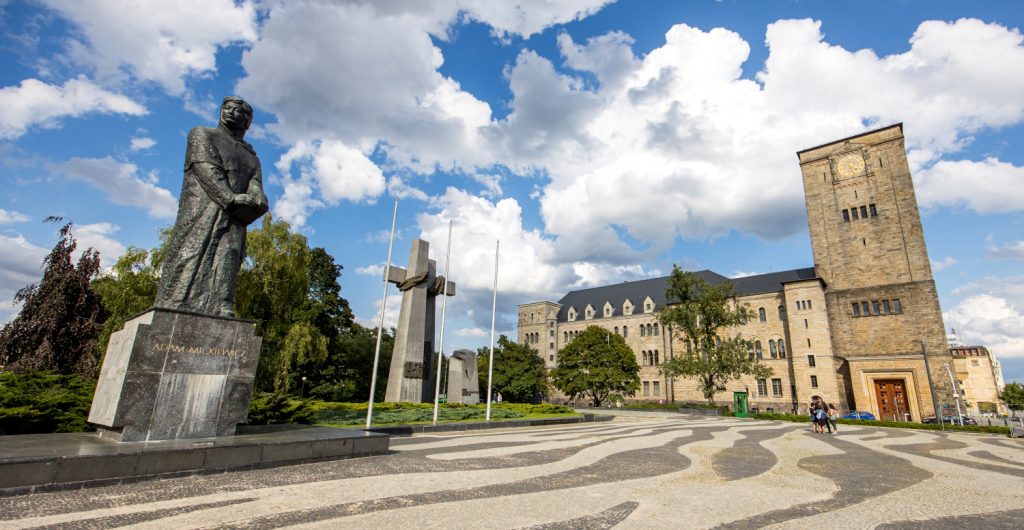 Poznań. Widok placu Mickiewicza, UAM i Pomnika 1956 roku
