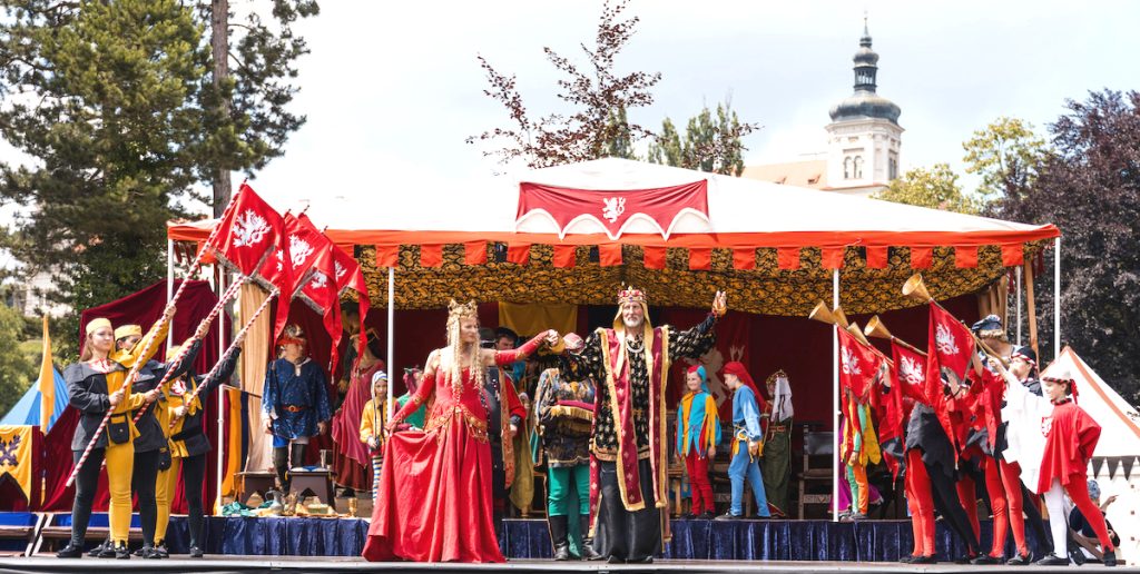 Kutna Hora w Czechach. Doroczne "Posrebrzanie Kutnej Hory" 2024. Na estradzie para królewska ze świtą w historycznych strojach.