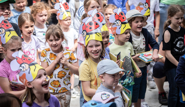 Młodzież zwiedzająca Centrum Bajki i Animacji w Bielsku Białej