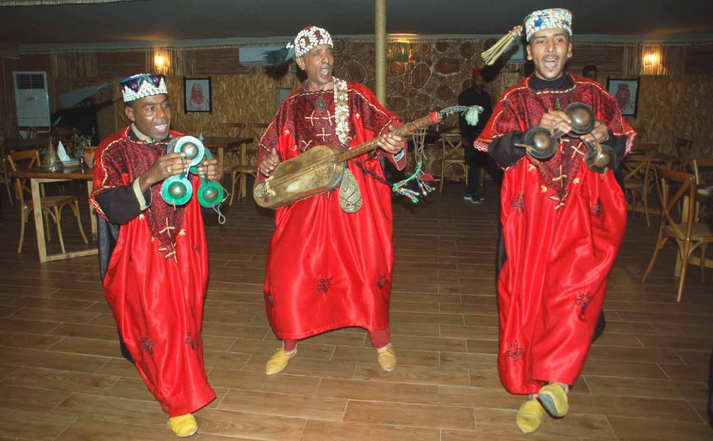 Maroko, pustynia Agafay. Lokalny męski zespół muzyczny