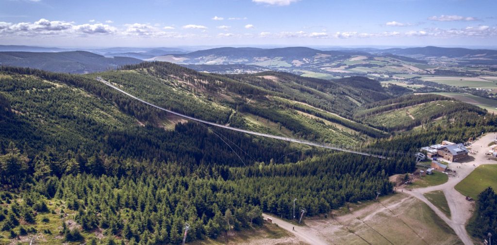 Panorama najdłuższego wiszącego9 mostu Sky-Bridge-712 w Czechach
