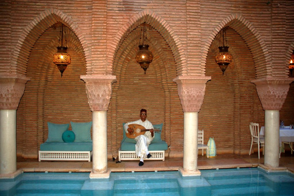 Muzyk w restauracji riadu La Sultana w Marrakeszu