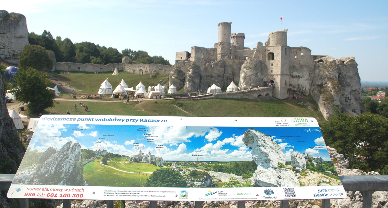 Panorama ruin zamku Ogrodzieniec oglądana z punktu widokowego