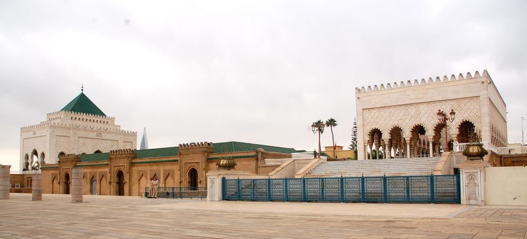 Rabat. Kompleks Mauzoleum królewskiego od strony wieży i kolumn niedobudowanego meczetu