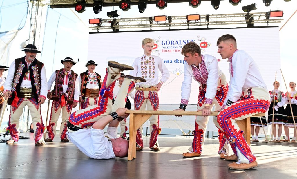 Zespół góralski na scenie