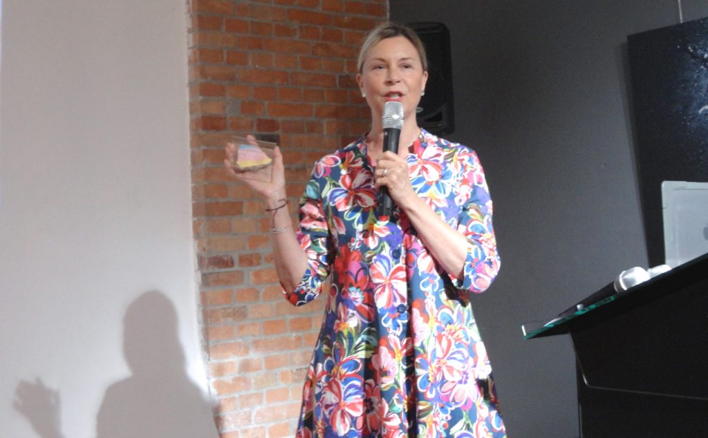 Catarina Erceg pokazuje oprawiony fragment zburzonego Muru Berlińskiego - fot. Cezary Rudziński