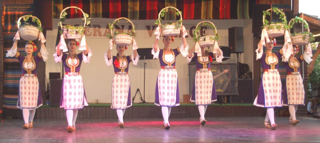 Bułgarski zespół artystyczny wita gości. Fot. © Cezary Rudziński