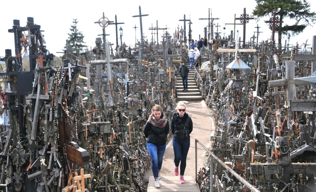 Góra Krzyży koło Szawli na Litwie, fragment. Fot. Cezary Rudziński