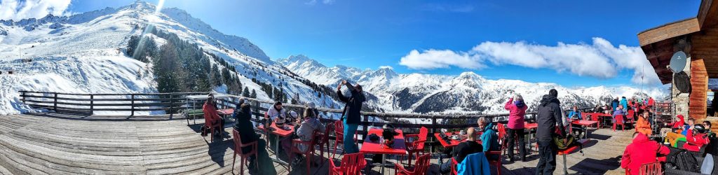 Nendaz - panoramiczny widok gór z narciarzami na pierwszym tle. Fot. Jarosław Kałucki