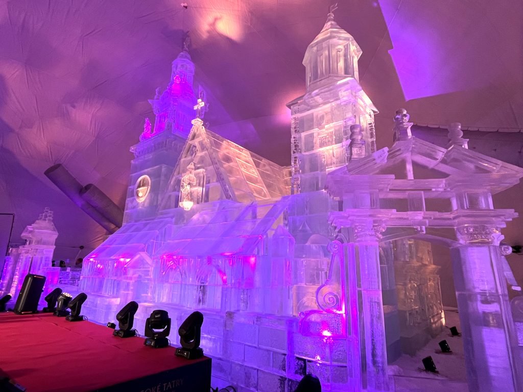 Tatrzańska Świątynia Lodowa w nocnym, kolorowym oświetleniu. Fot. © Marek Hajkovský QEP