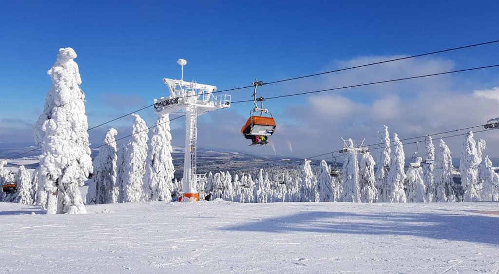 Skireal Klinovec. Kabina kolejki wśród ośnieżonych drzew
