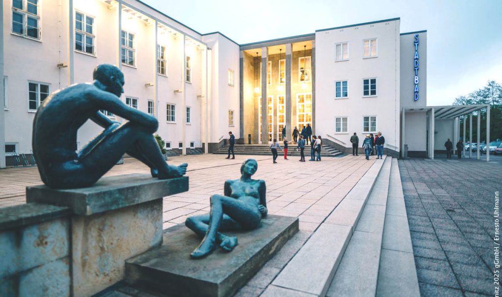 Chemnitz. Rzeźby przed miejskim kąpieliskiem. Foto: Ernesto Uhlmann