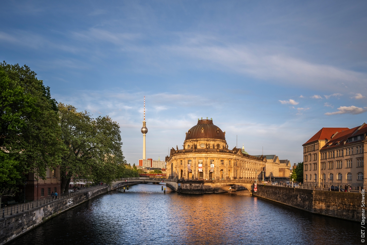Berlin, Wyspa Muzeów. Widok na Muzeum Bodego, na lewo most Monbijou, w tle wieża TV