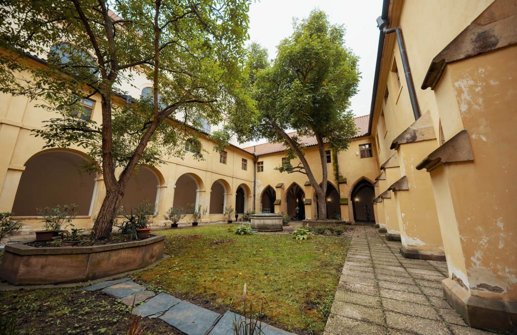 Klasztor Minorytów w Pradze. Dziedziniec wewnętrzny.