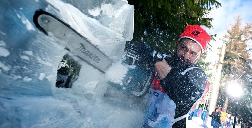 Rzeźbiarz w lodzie przy pracy na Hrebienku. Fot. Marek Hajkovsky