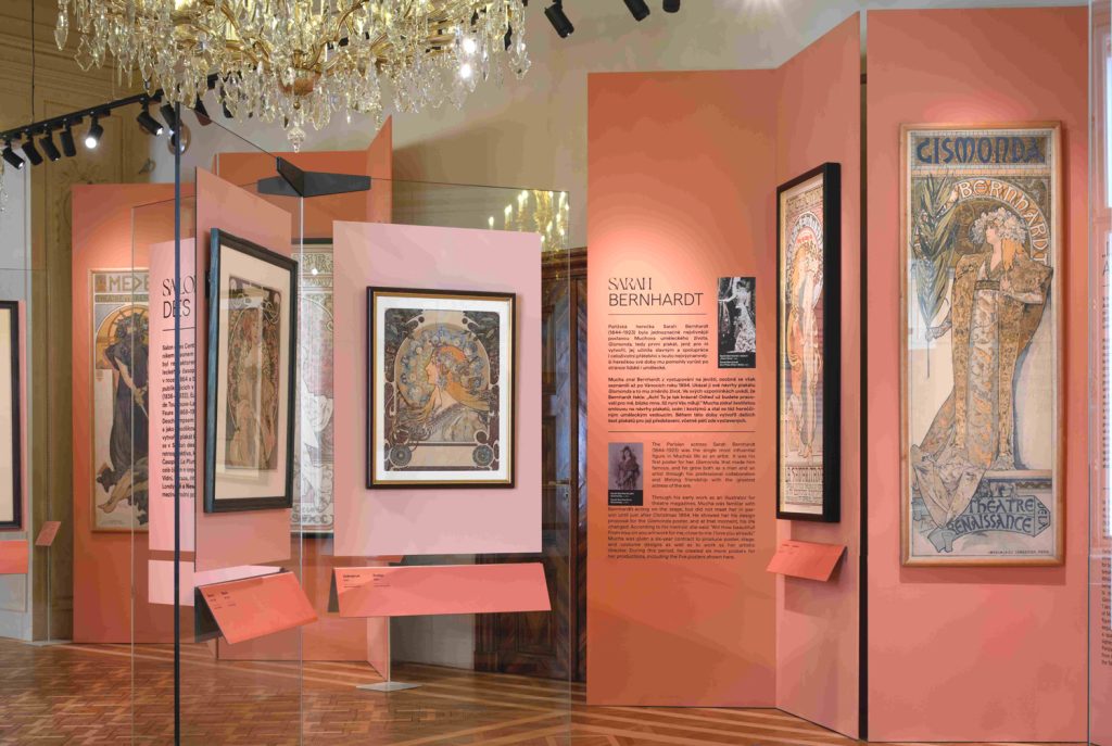 Fragment ekspozycji dzieł Alfonsa Muchy (1860-1939) w pałacu Savarin w Pradze.